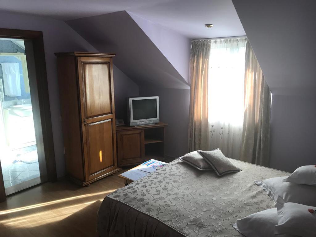 Hotel Cosmos Campulung Moldovenesc Ngoại thất bức ảnh